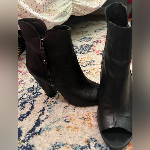 Guess Peep Toe Ankle Bootie - Size 8 - Picture 5 of 6